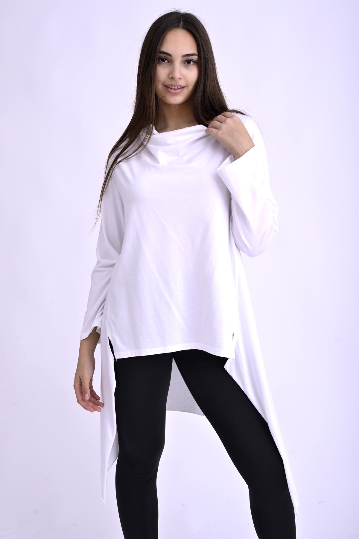 Bluza albă din bumbac cu guler moale drapat și trenă lungă la spate.