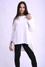 Bluza albă din bumbac cu guler moale drapat și trenă lungă la spate.