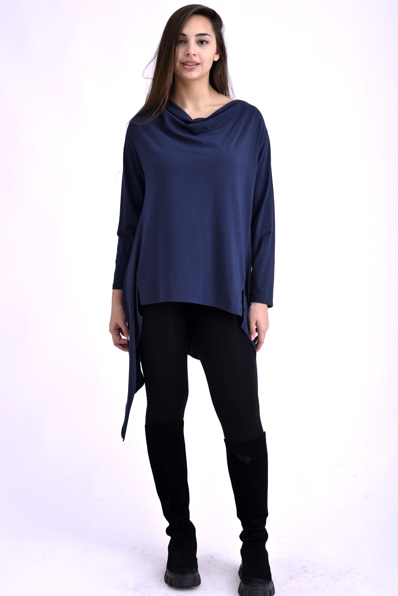 Bluza din bumbac bleumarin cu guler drapat și trenă asimetrică, purtată cu pantaloni negri.