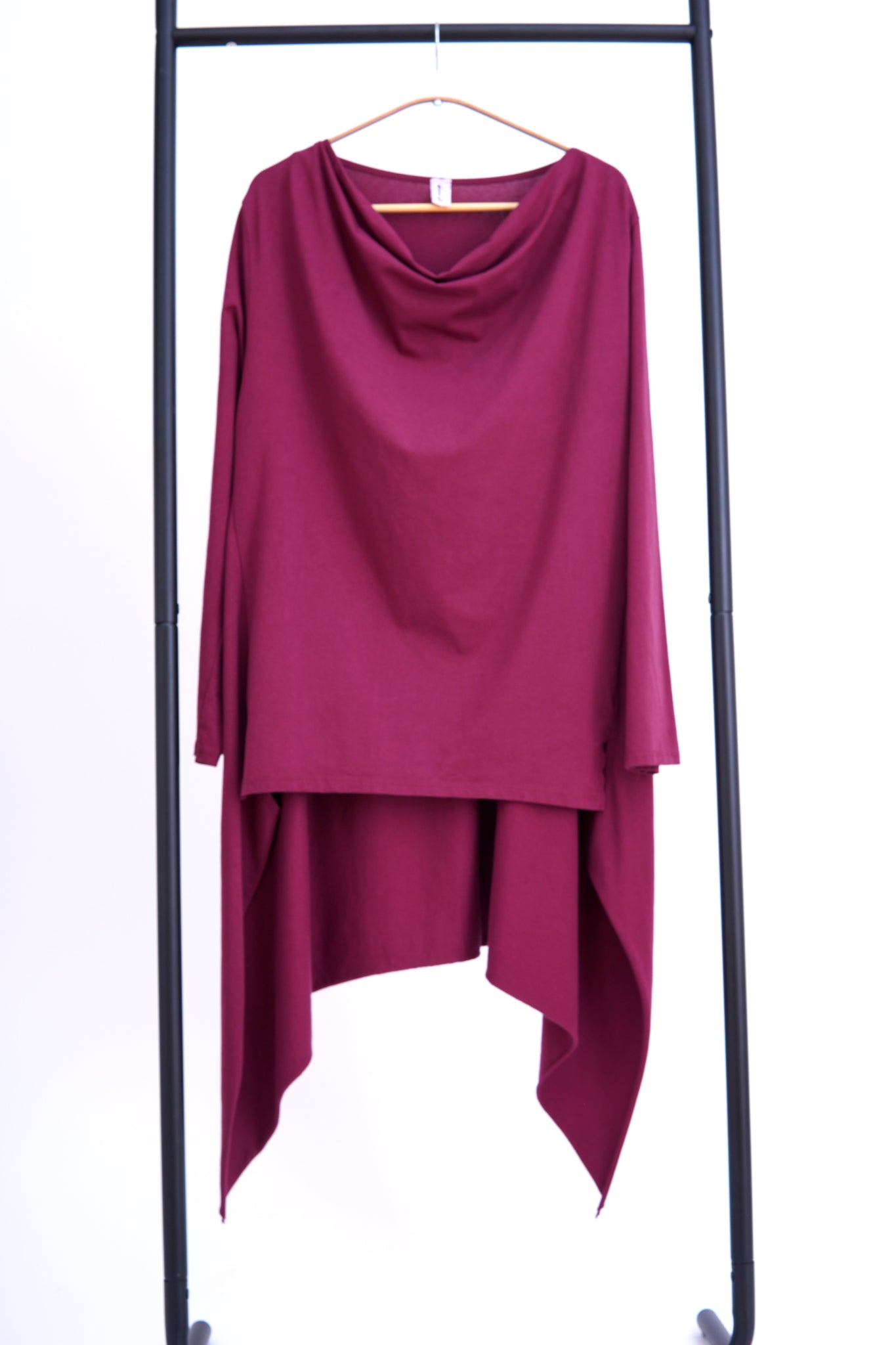 Bluza visinie din bumbac cu guler drapat și trena asimetrică elegantă.