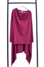 Bluza visinie din bumbac cu guler drapat și trena asimetrică elegantă.