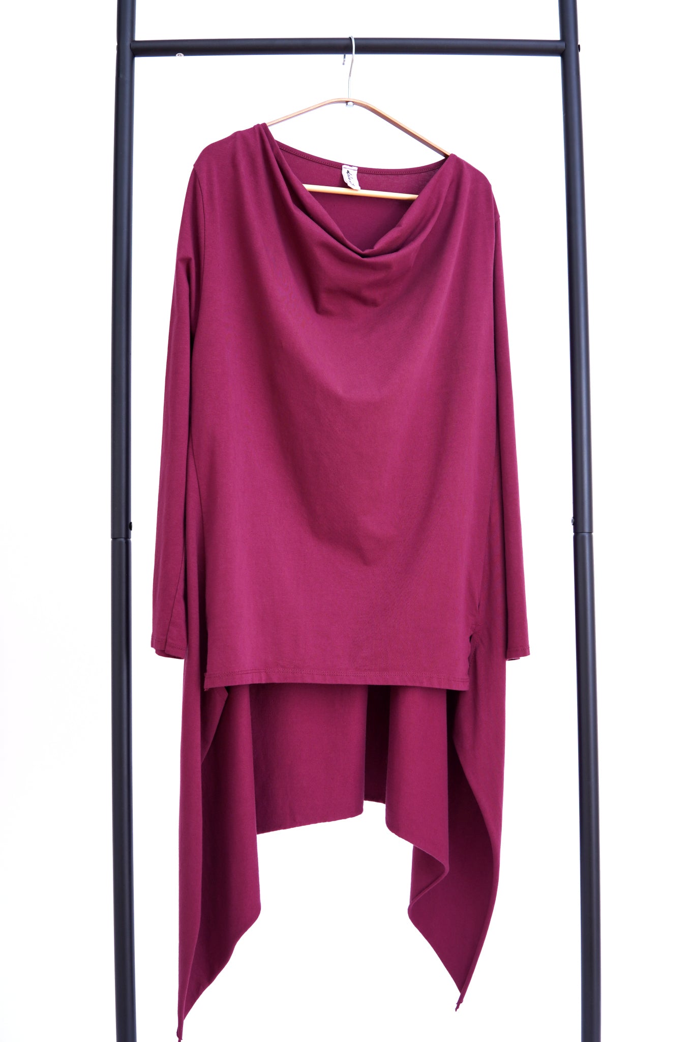 Bluza visinie din bumbac cu guler drapat și trena asimetrică elegantă.