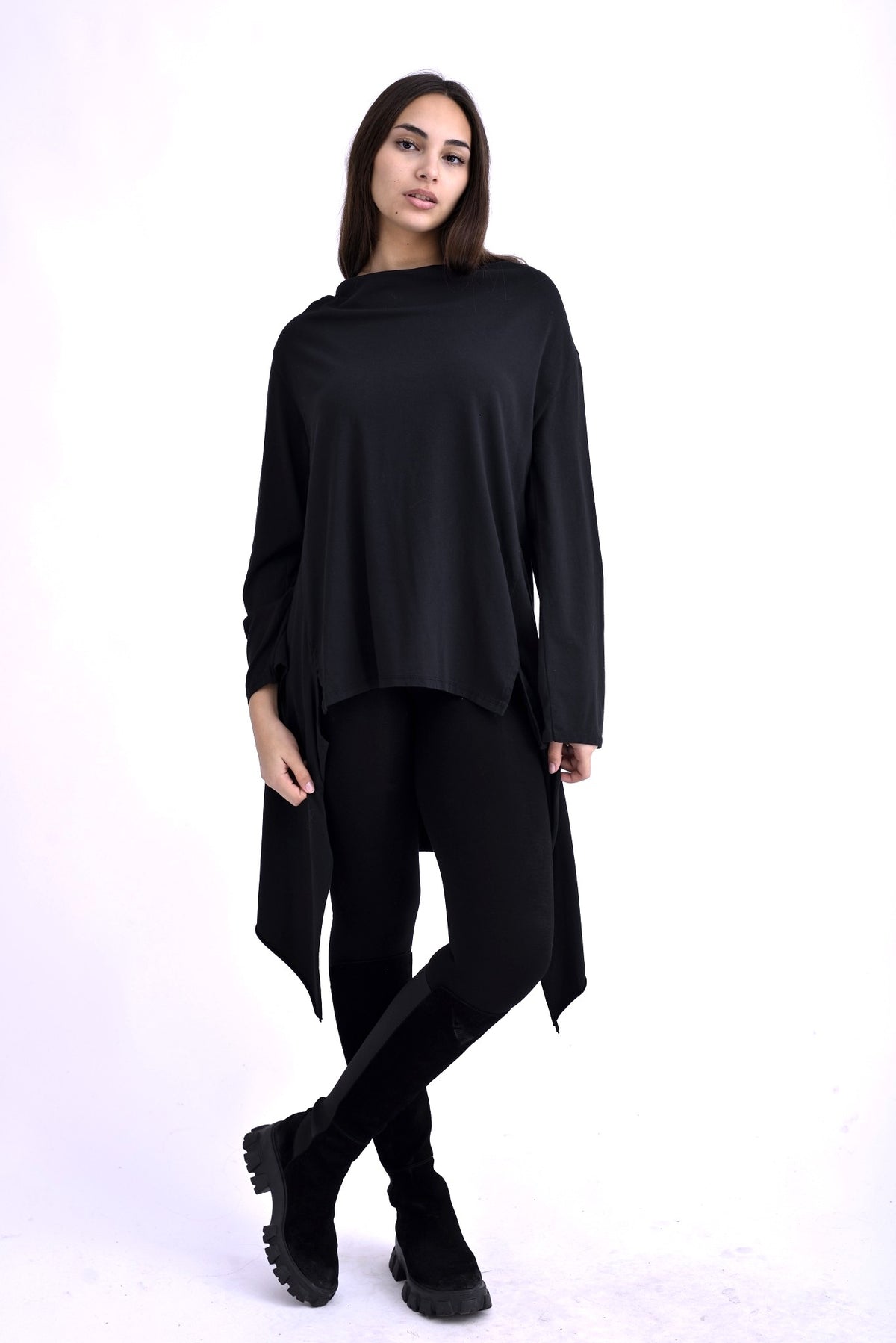 Vedere laterală a bluzei din bumbac cu croială asimetrică și guler amplu.