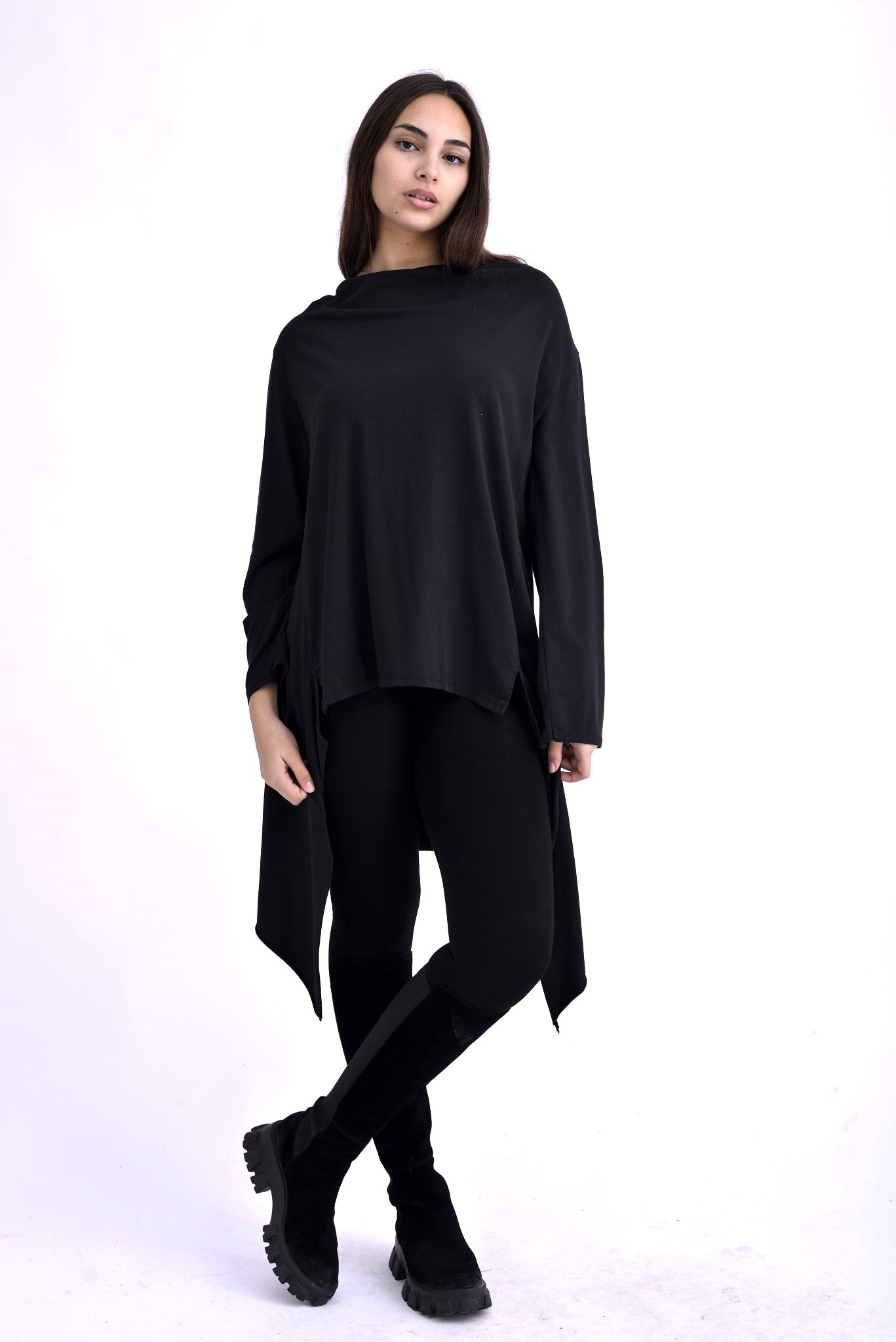 Vedere laterală a bluzei din bumbac cu croială asimetrică și guler amplu.