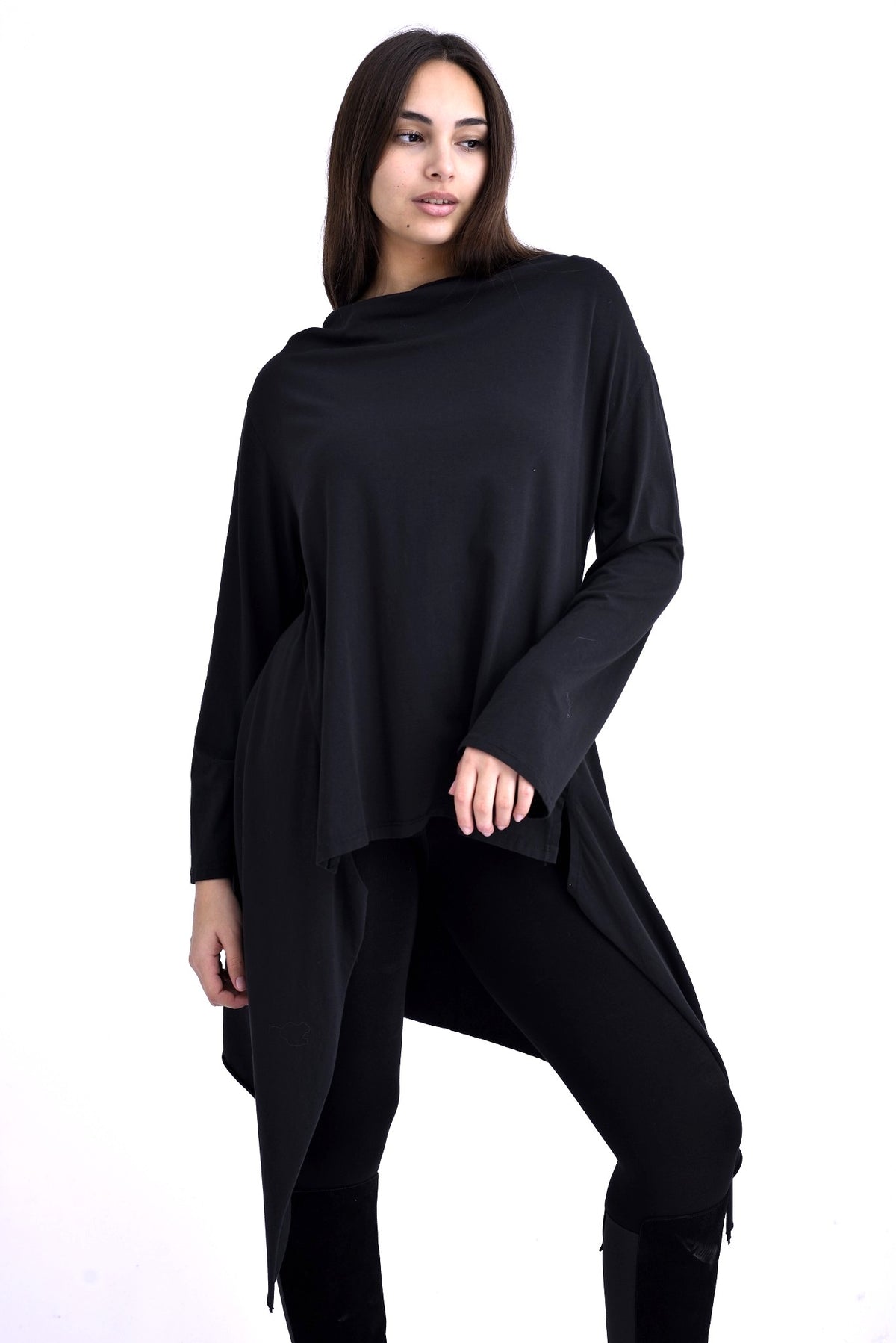 Bluza neagră din bumbac cu guler drapat și trena asimetrică elegantă.