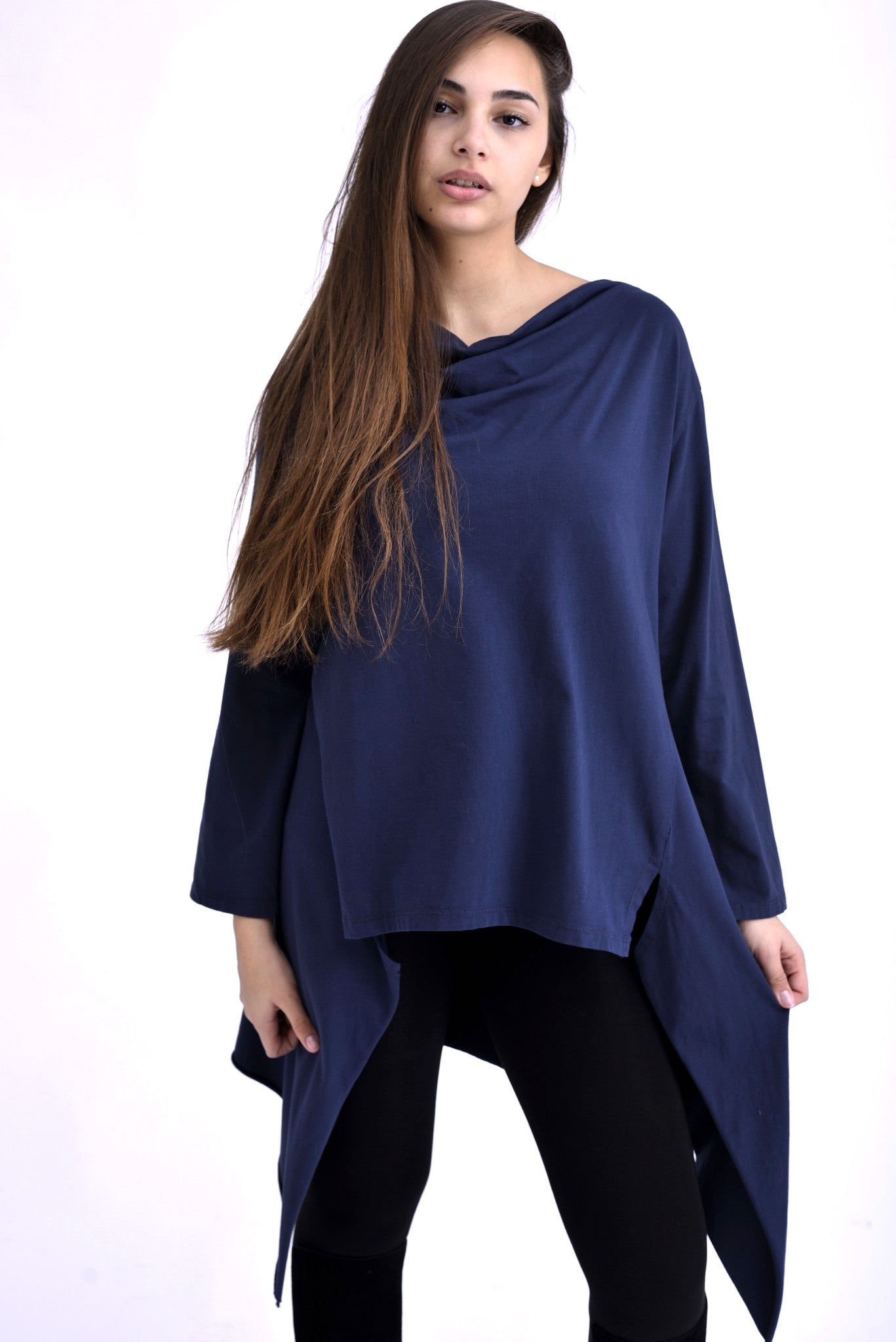 Vedere frontală a bluzei din bumbac cu guler drapat și croială lejeră.