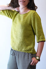 Bluză verde olive din in, stil casual, cu decolteu rotund și textură naturală