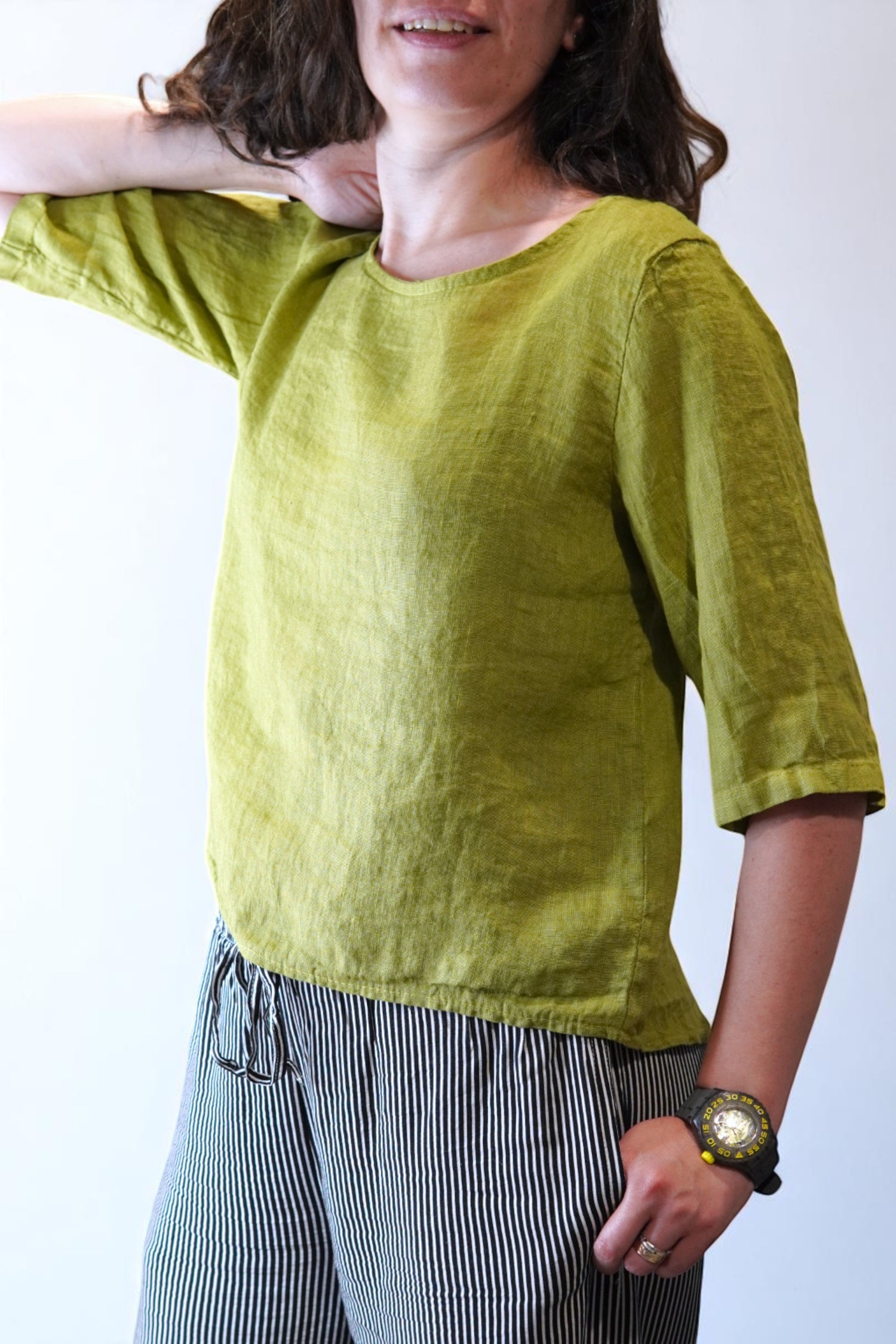 Bluză verde olive din in, stil casual, cu decolteu rotund și textură naturală