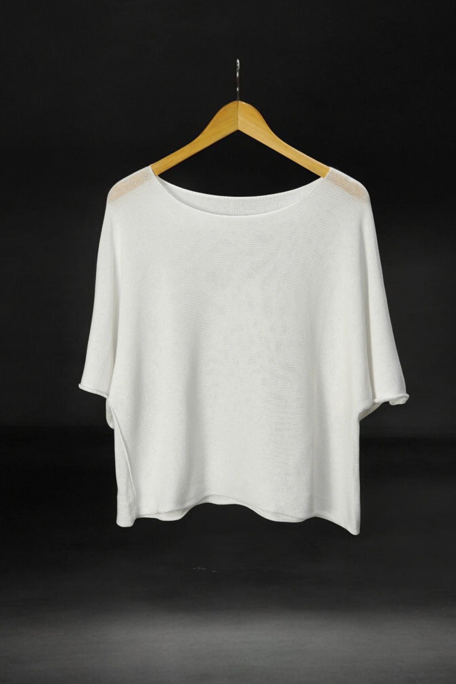 Bluză din tricot subțire, alb ivory, cu textură fină și mâneci largi.