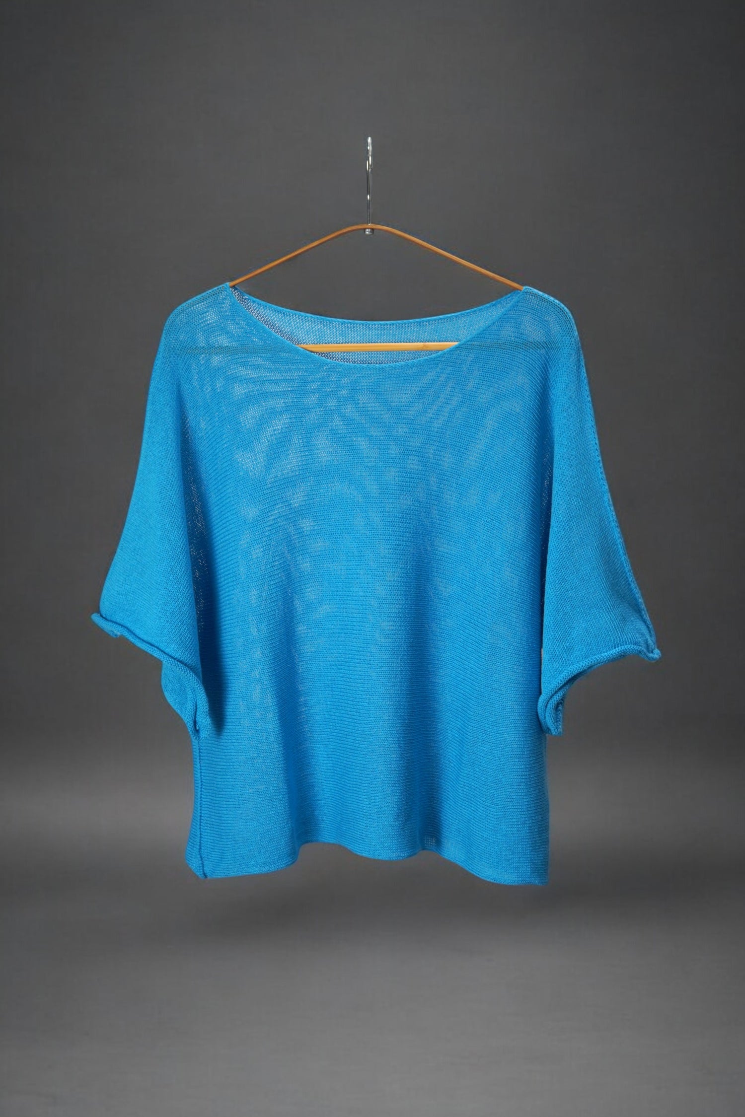  Bluză din tricot subțire, albastru deschis, cu croială oversize și decolteu larg.