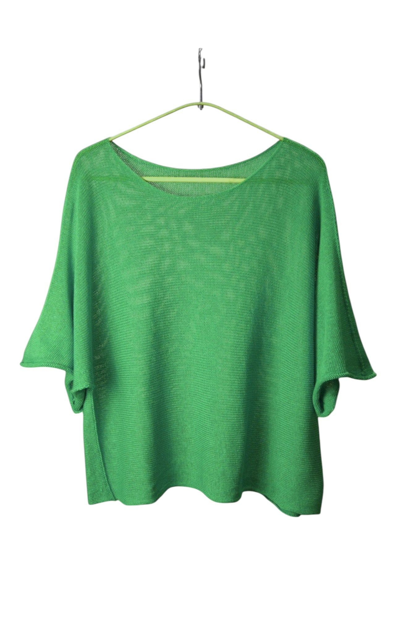  Bluză din tricot subțire, verde, cu croială oversize și decolteu larg.
