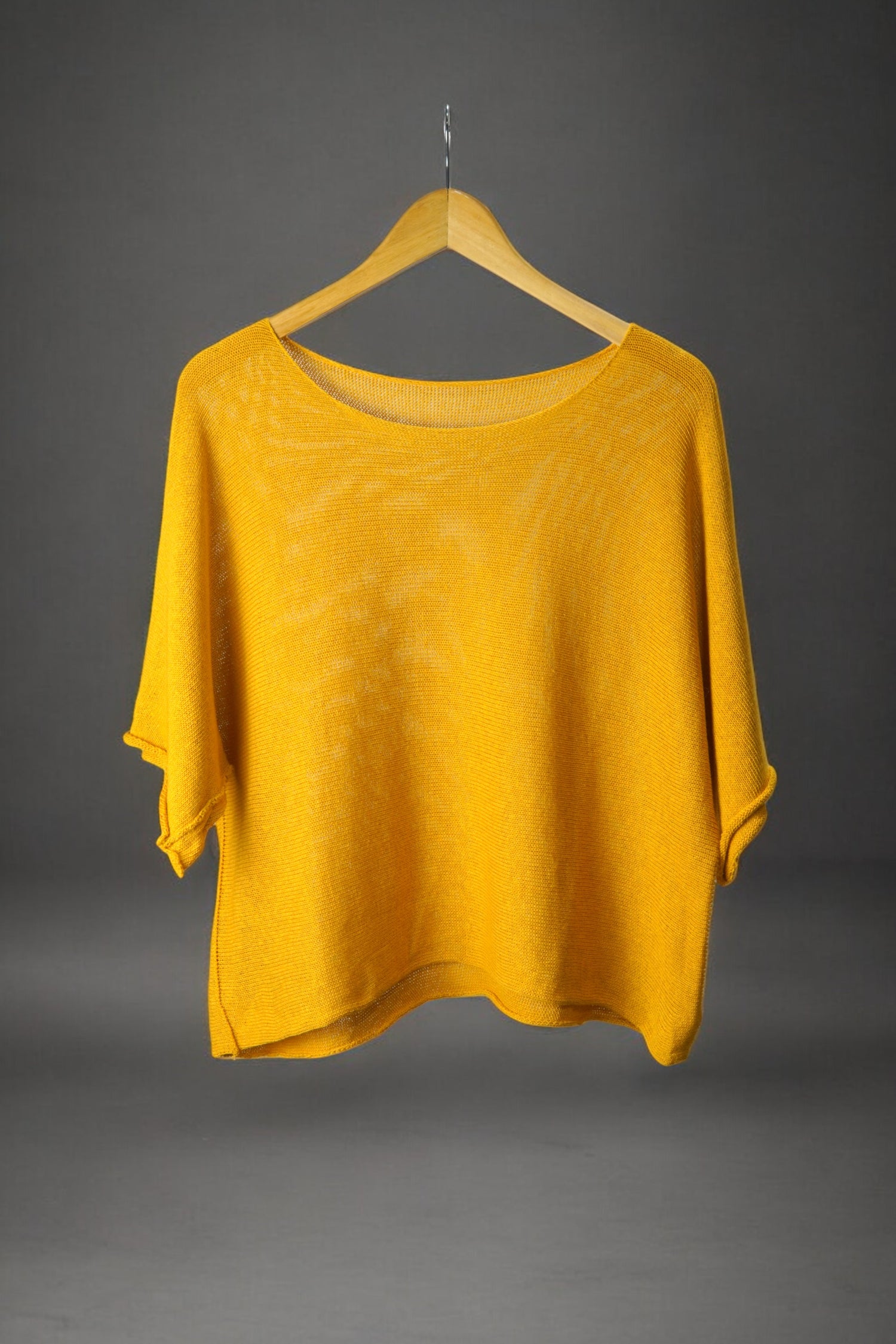 Bluză din tricot subțire, galben muștar, cu design lejer și croială aerisită.