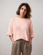  Bluză din tricot subțire cu croială oversize și decolteu larg.