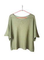  Bluză din tricot subțire, verde sage, cu croială oversize și decolteu larg.