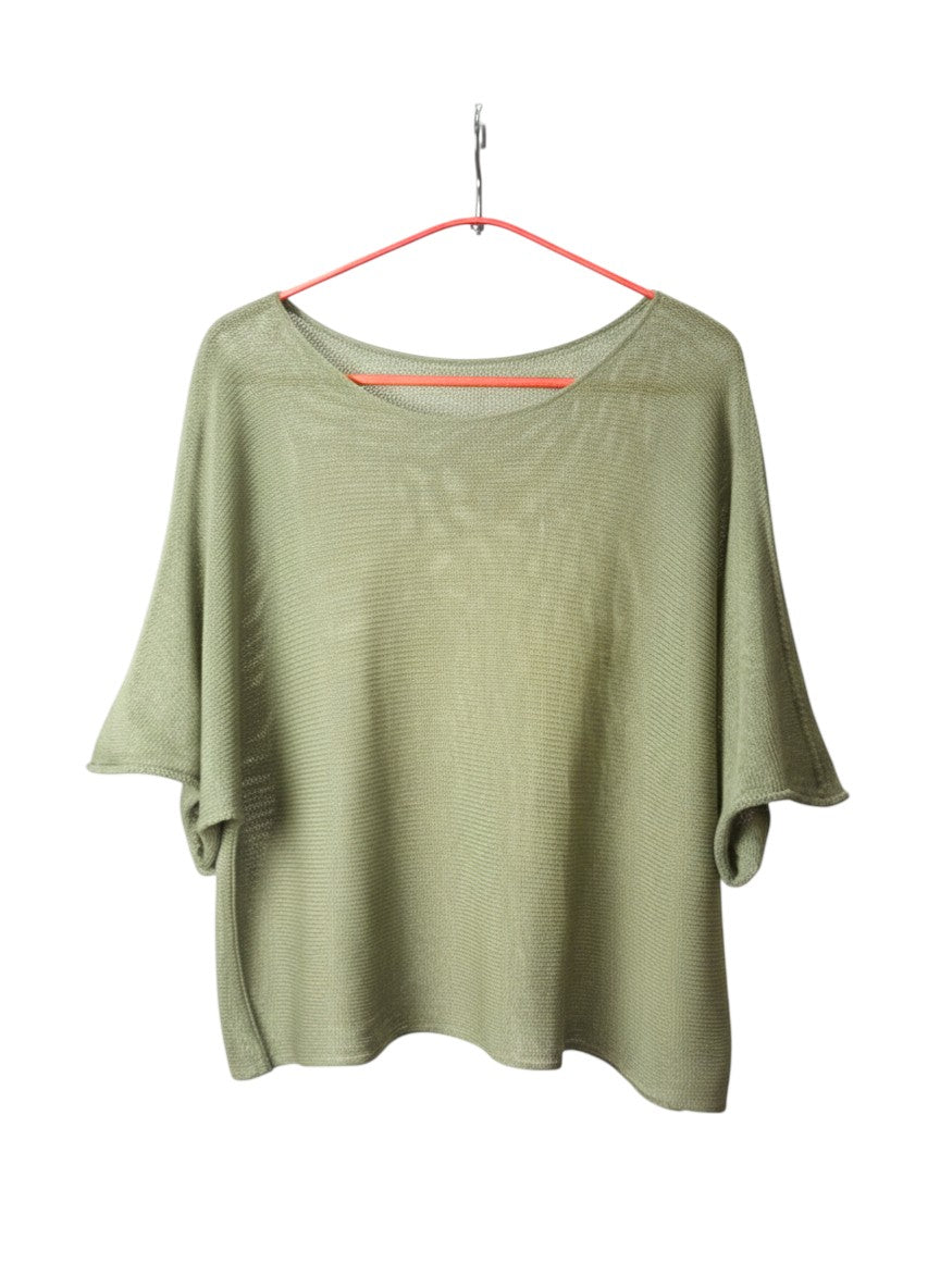  Bluză din tricot subțire, verde sage, cu croială oversize și decolteu larg.