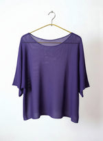  Bluză din tricot subțire, violet, cu croială oversize și decolteu larg.