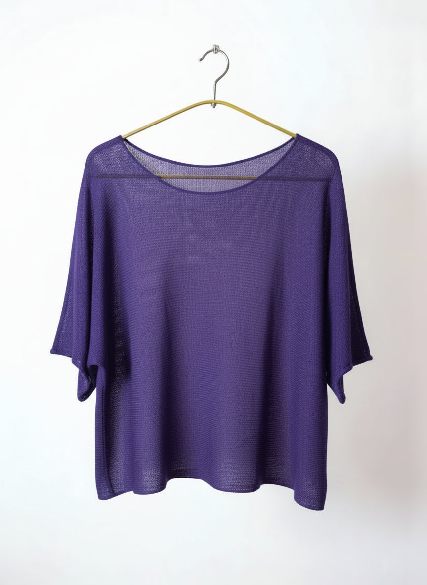  Bluză din tricot subțire, violet, cu croială oversize și decolteu larg.