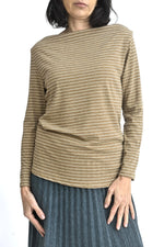 Bluză damă bej cu dungi albe subțiri, mâneci lungi și decolteu rotund larg.