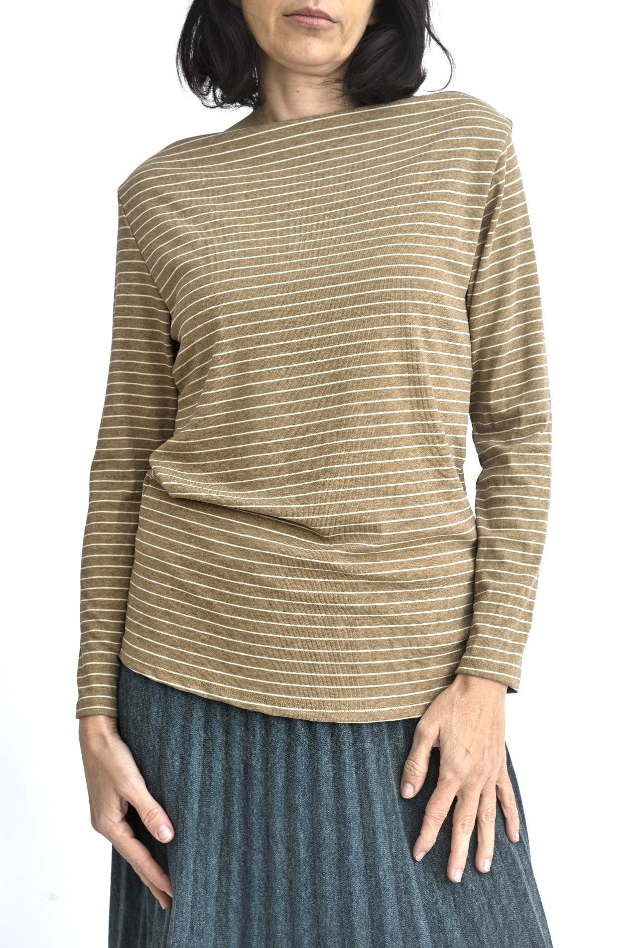 Bluză damă bej cu dungi albe subțiri, mâneci lungi și decolteu rotund larg.