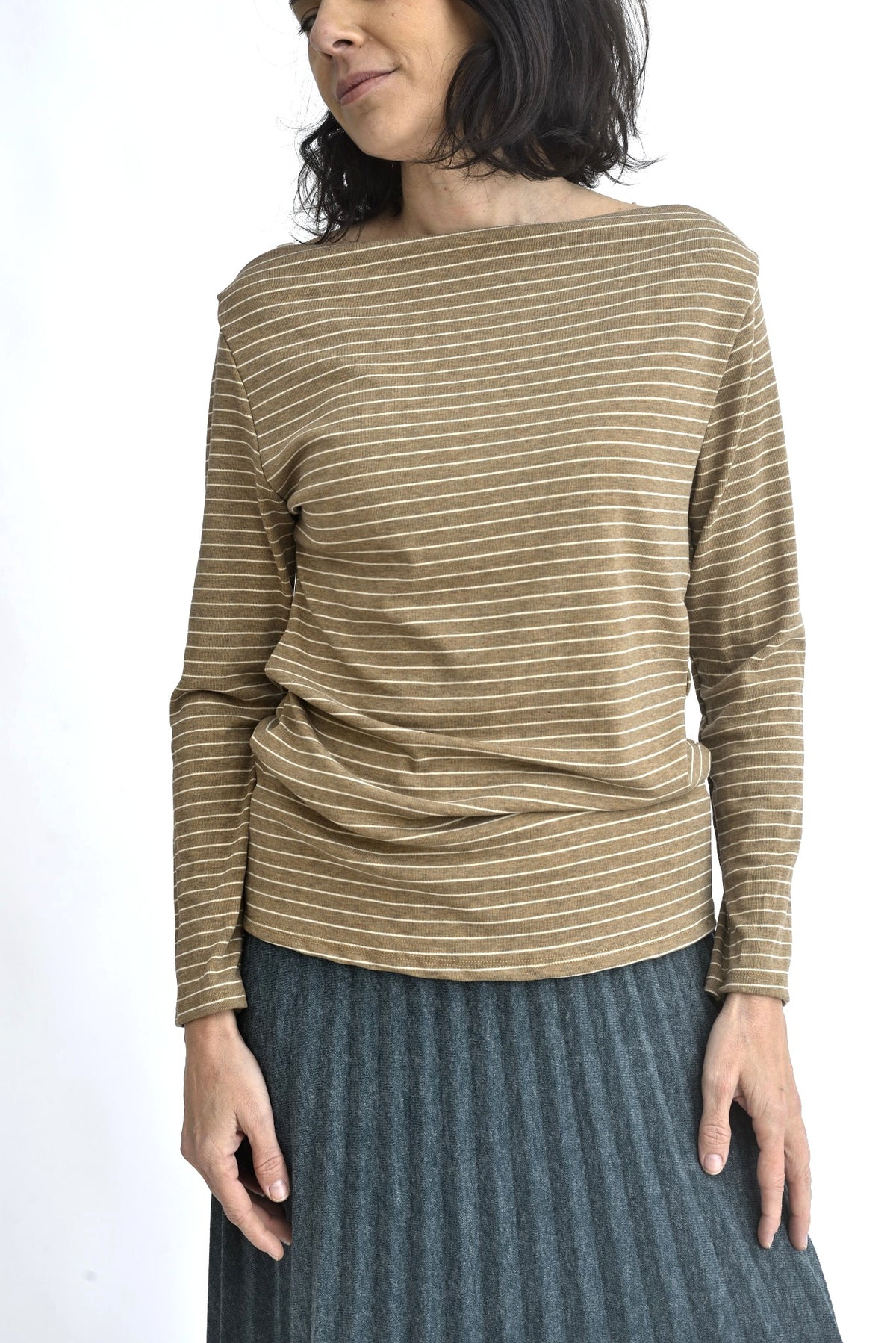 Bluză damă bej cu dungi albe subțiri, mâneci lungi și decolteu rotund larg.