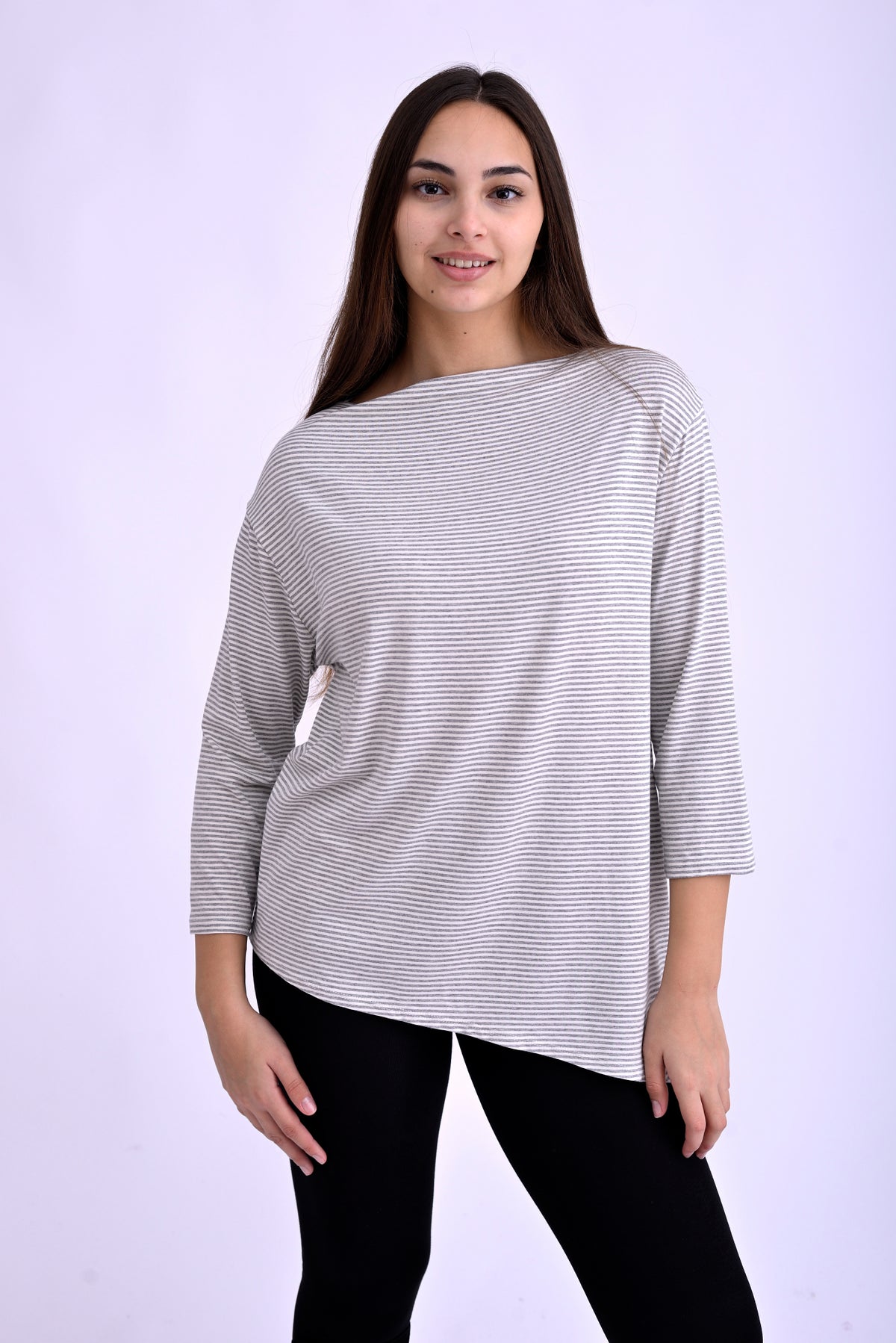 Bluză cu dungi orizontale gri și albe, guler bărcuță, croială lejeră, vedere din față pe model.