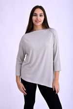 Bluză cu dungi orizontale gri și albe, guler bărcuță, croială lejeră, vedere din față pe model.