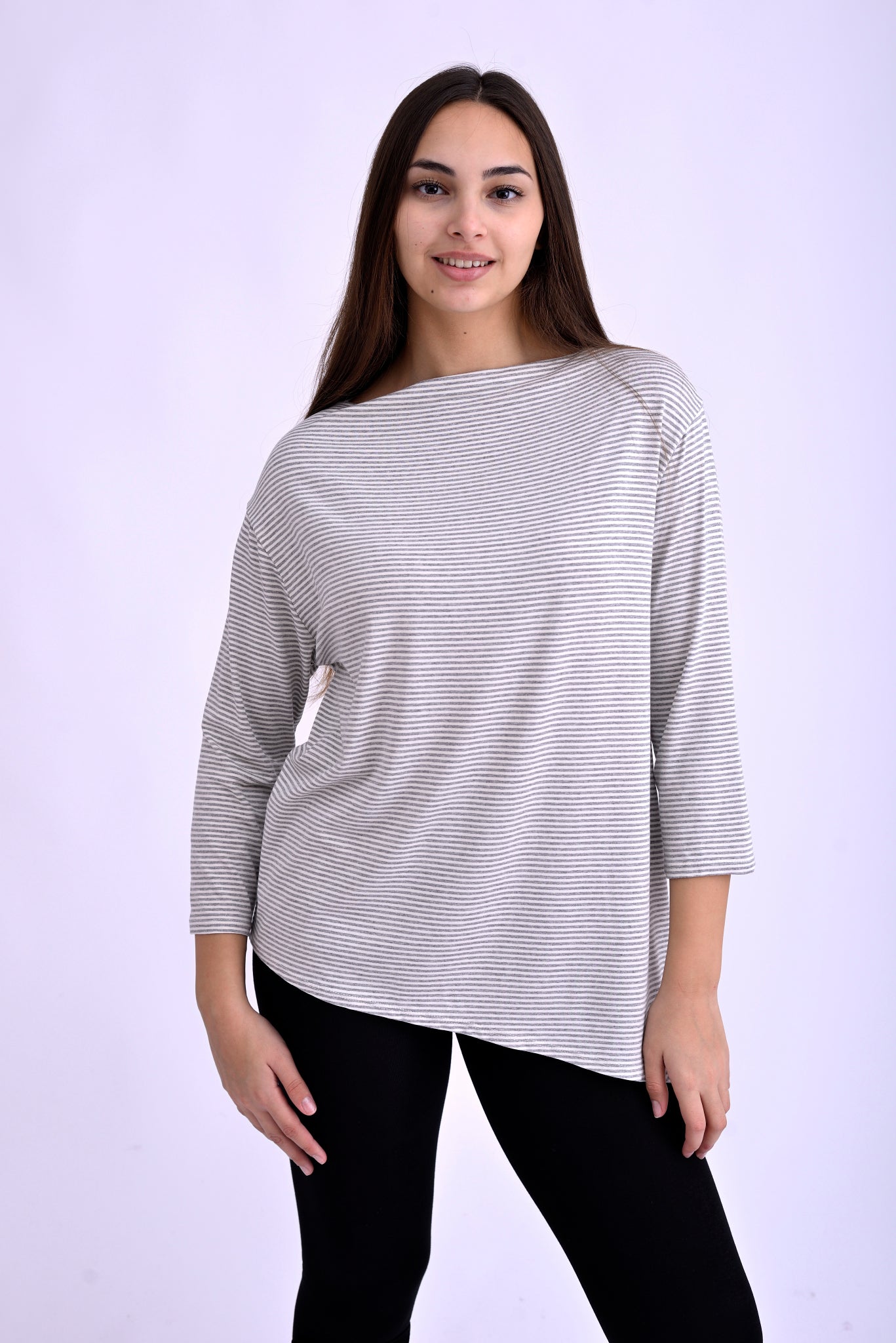 Bluză cu dungi orizontale gri și albe, guler bărcuță, croială lejeră, vedere din față pe model.