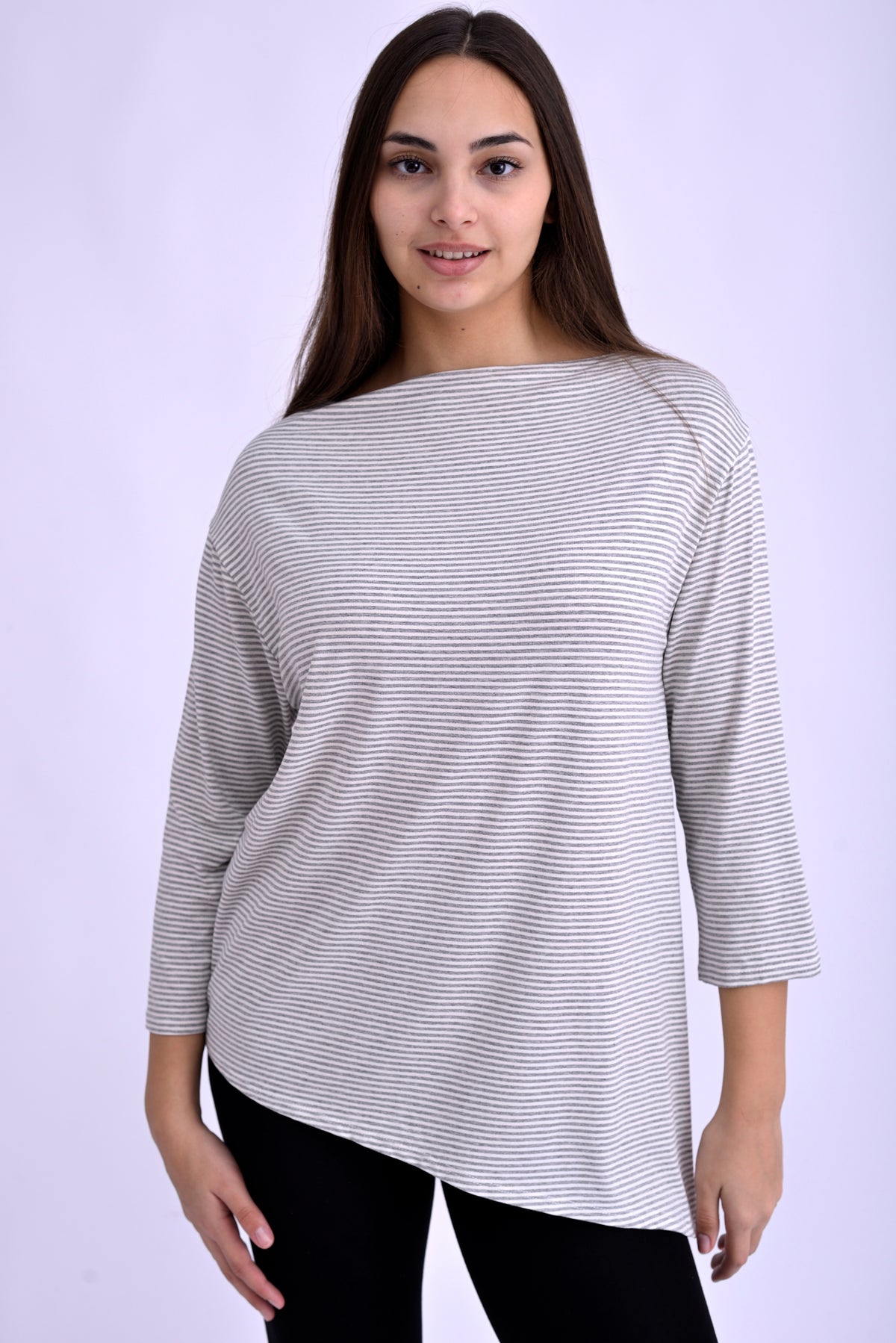Bluză cu dungi gri și albe, guler bărcuță, vedere din spate.