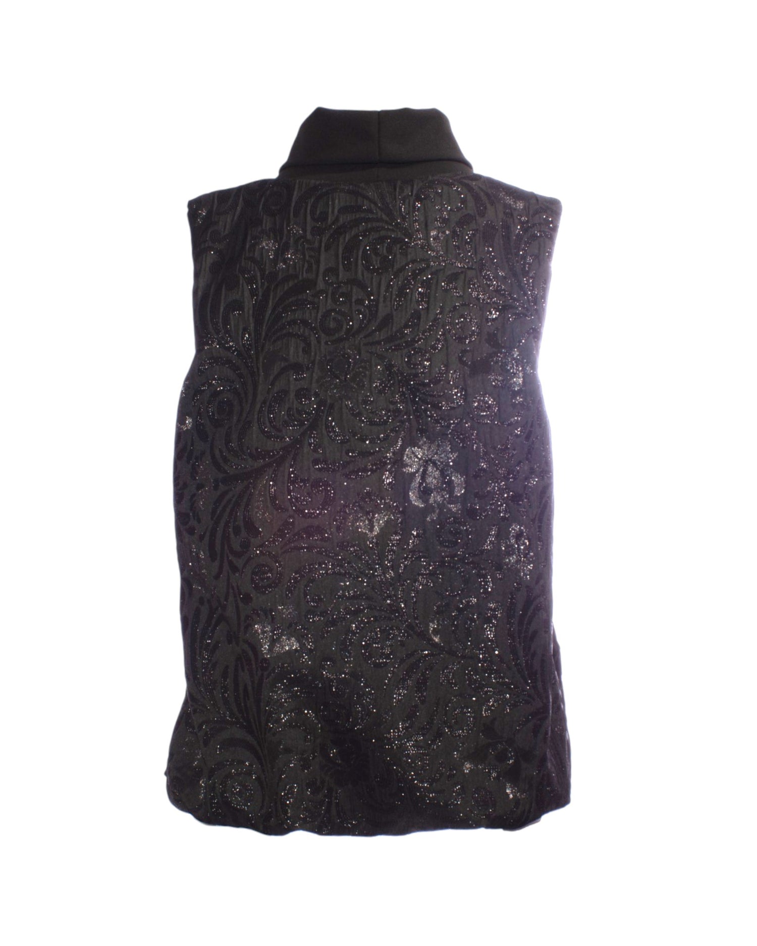 Vedere din spate a unei bluze negre fără mâneci, decorată cu broderie sclipicioasă pe întreaga suprafață.