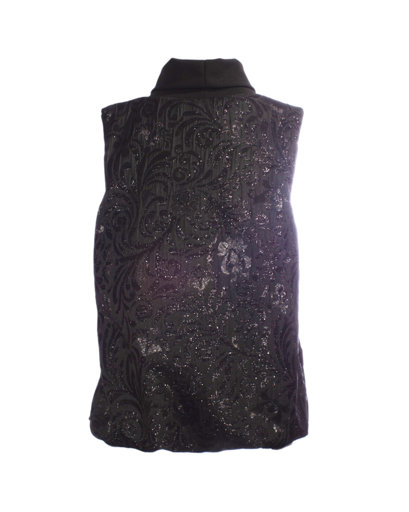 Vedere din spate a unei bluze negre fără mâneci, decorată cu broderie sclipicioasă pe întreaga suprafață.