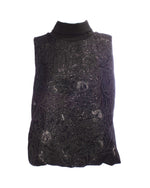 Vedere frontală a unei bluze negre elegante, fără mâneci, cu guler înalt și broderie strălucitoare.