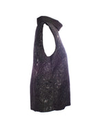 Vedere laterală a unei bluze fără mâneci negre, cu broderie sclipicioasă și detalii elegante.