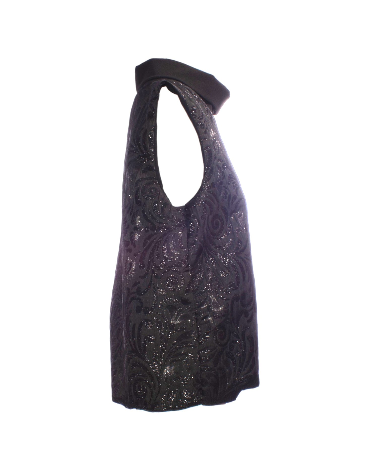 Vedere laterală a unei bluze fără mâneci negre, cu broderie sclipicioasă și detalii elegante.