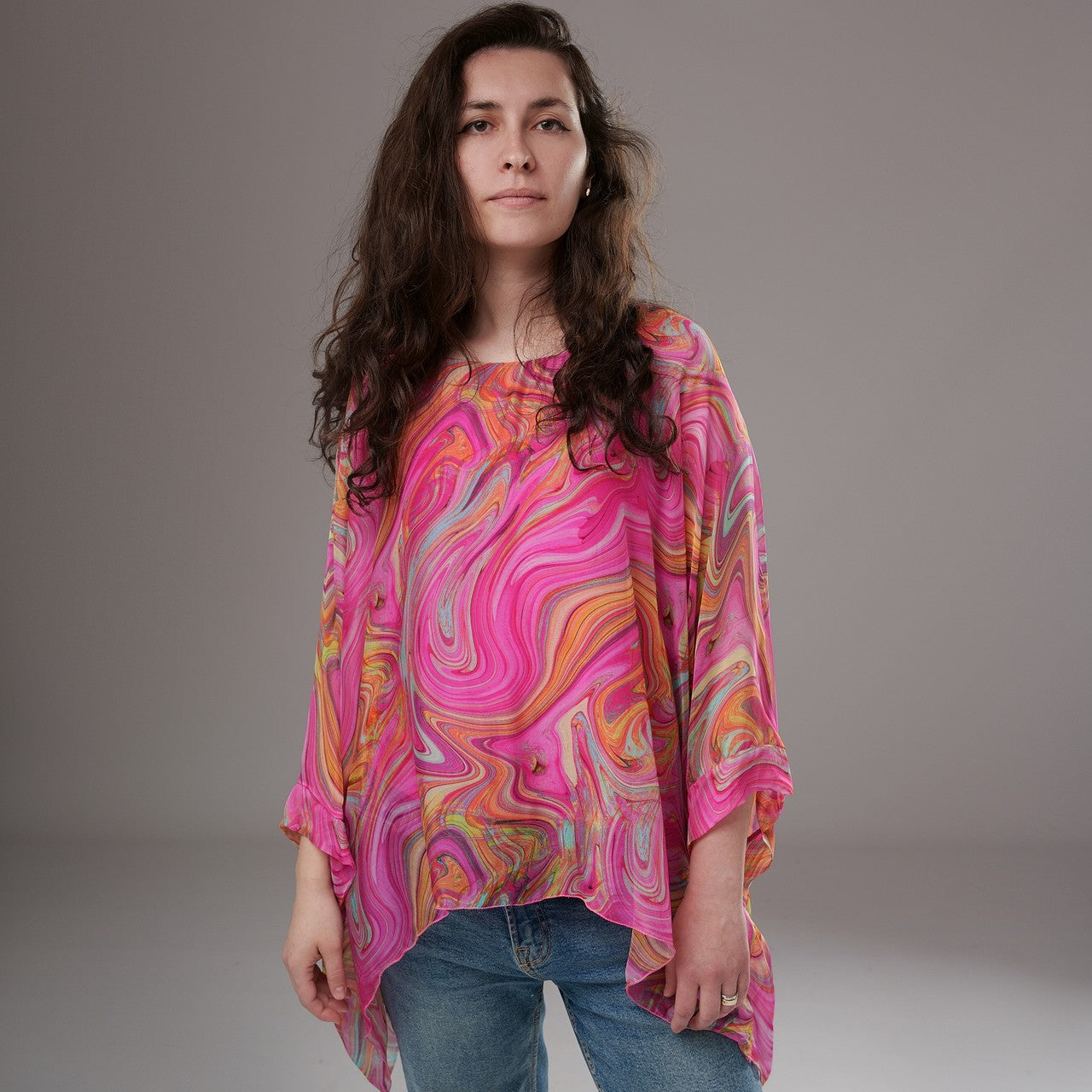 Bluză boemă din mătase ușoară, cu croială amplă tip fluture, decorată cu imprimeu în nuanțe vibrante de roz, fucsia și galben.