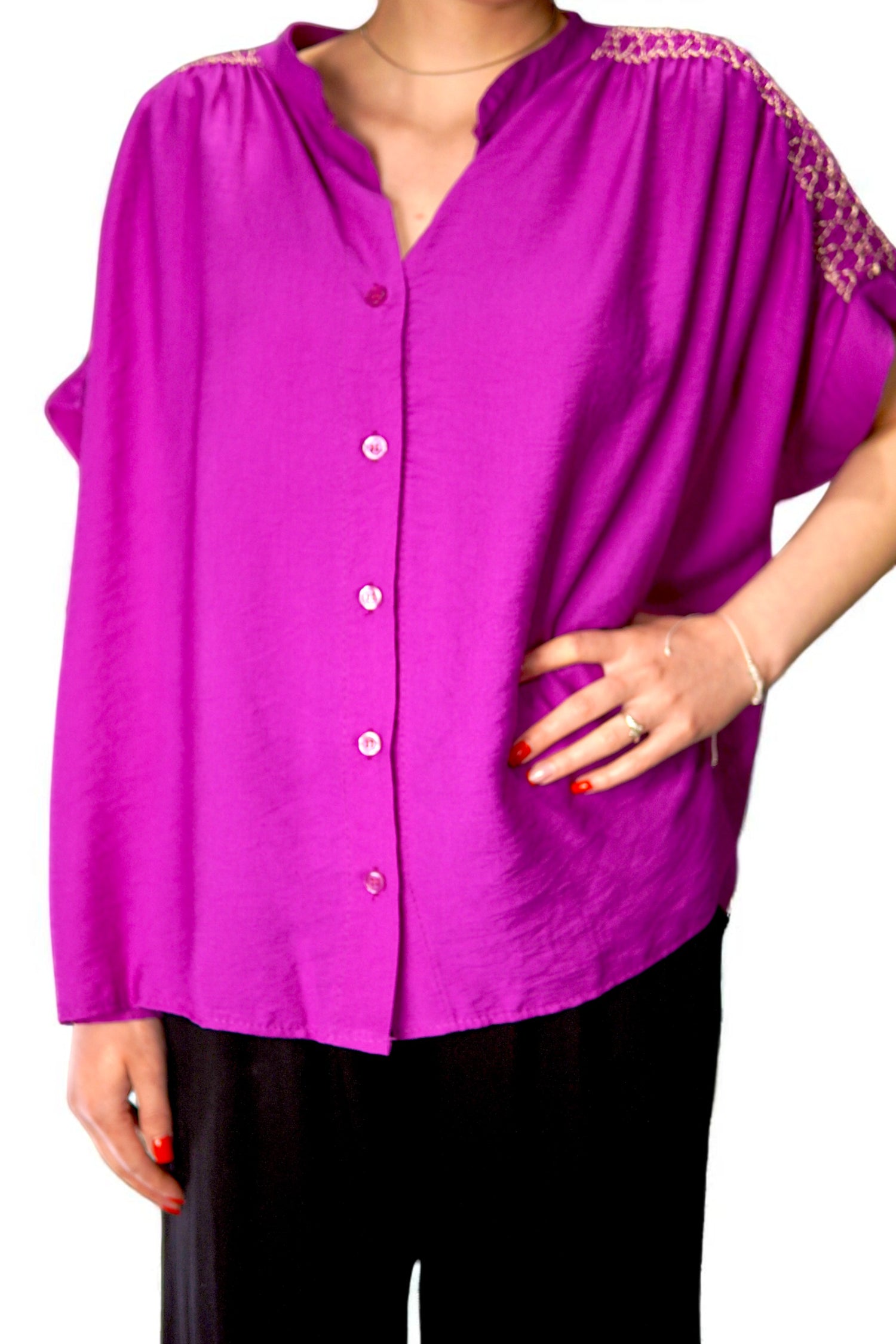 Bluza fucsia cu nasturi pe mijloc, croi lejer și broderie discretă pe umeri