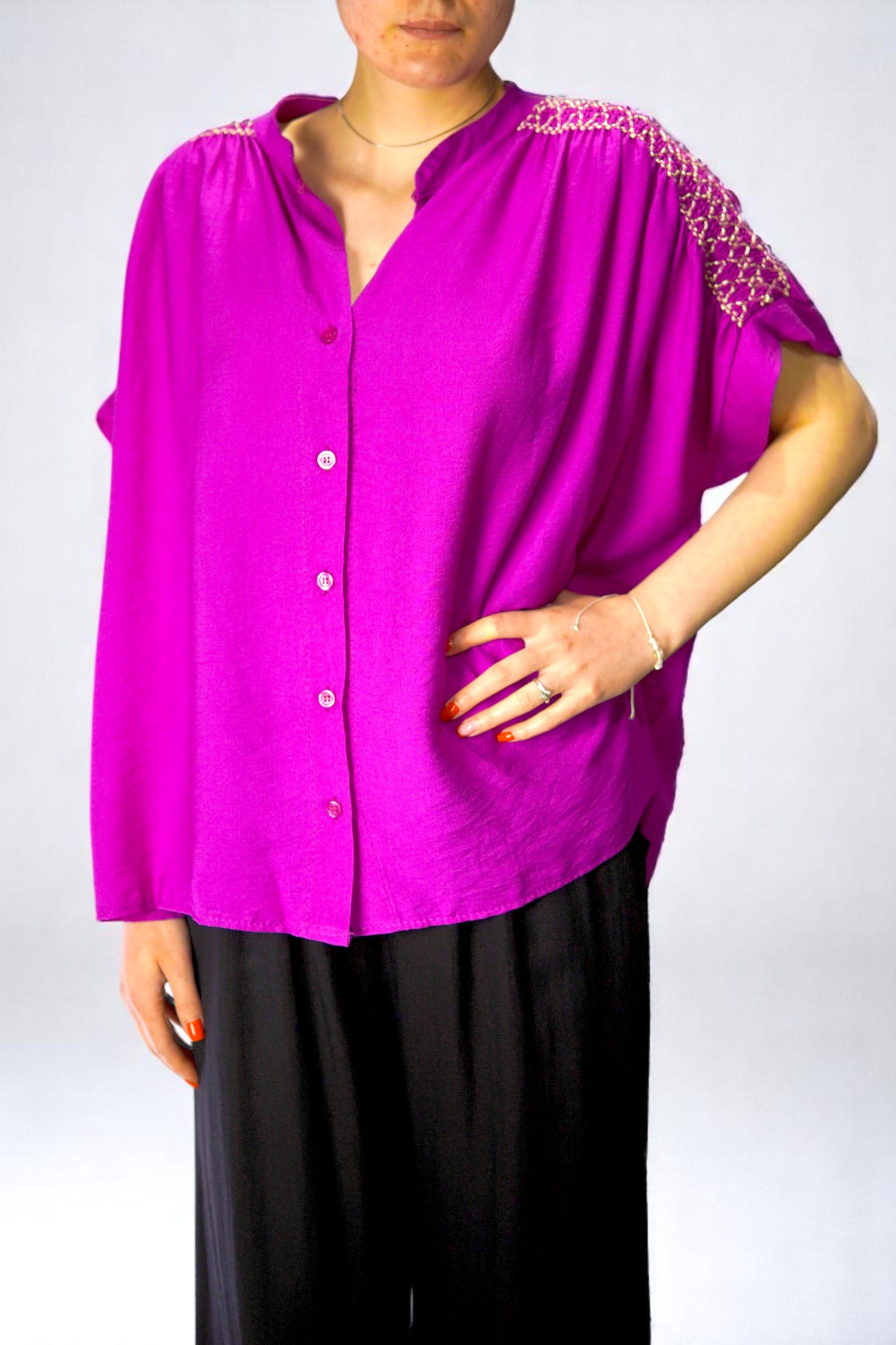 Bluza fucsia lejeră cu mâneci scurte și broderie decorativă pe umeri, vedere frontală