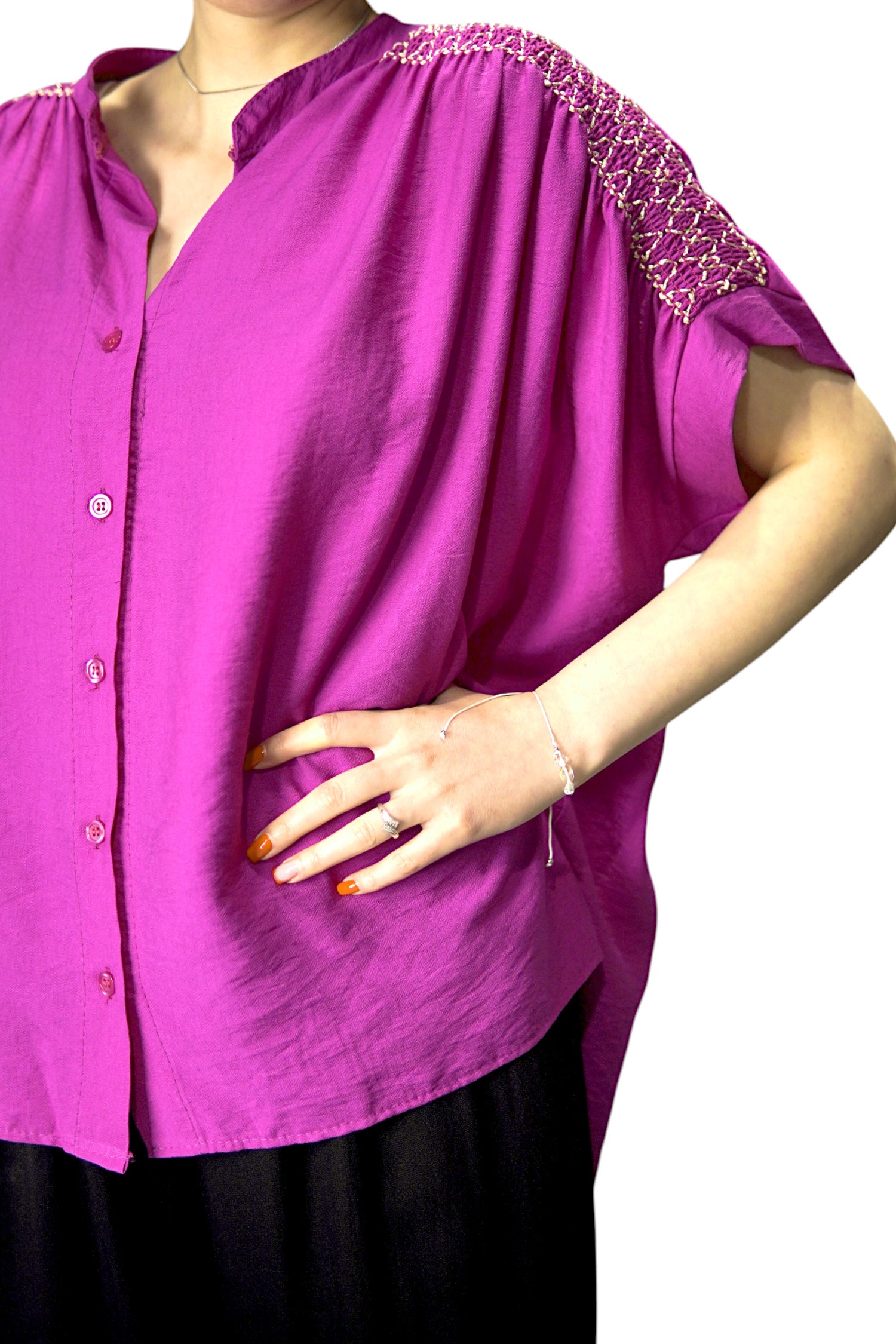 Bluza fucsia cu croi larg și broderie pe umeri, mânecă scurtă și decolteu rotunjit