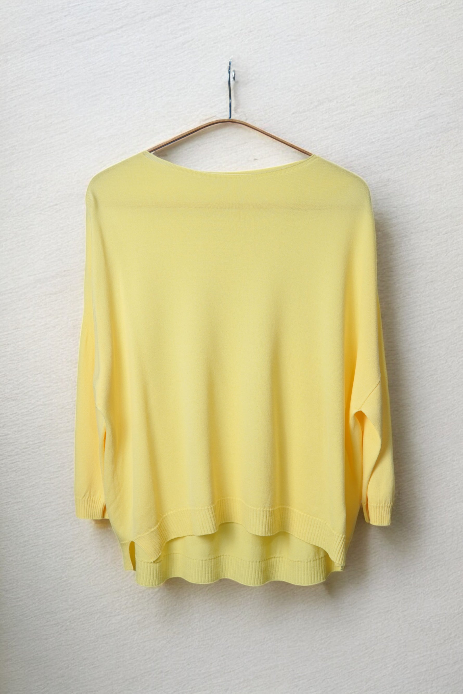 Bluză lejeră din tricot galben pal, cu croială oversize și decolteu larg.