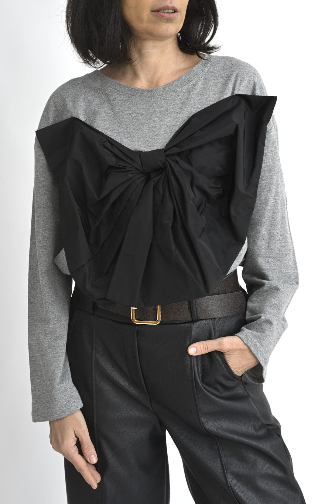 Bluză gri din bumbac cu aplicație tip fundă supradimensionată neagră în față și croială lejeră