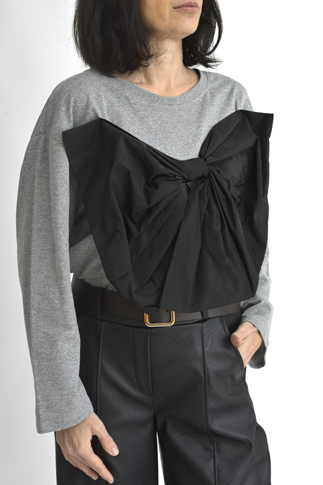 Bluză gri cu mâneci lungi și fundă neagră voluminoasă aplicată pe piept, look modern și statement