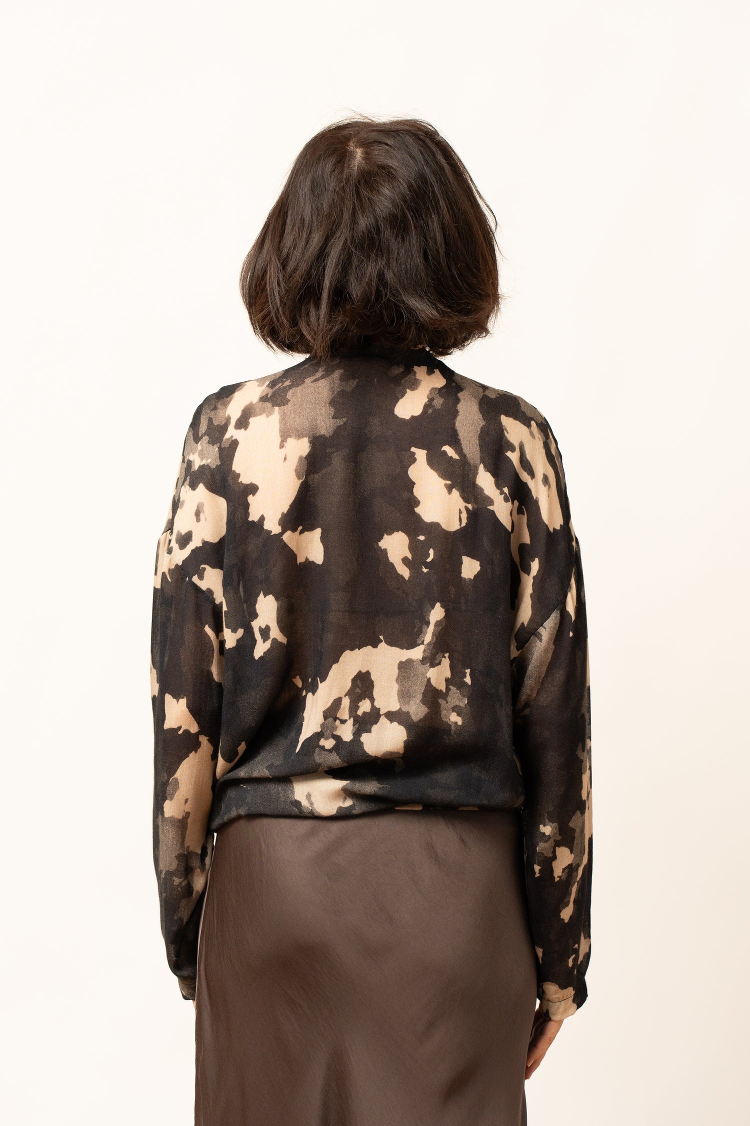 Bluza cu imprimeu abstract în nuanțe de negru și bej, vedere din spate.