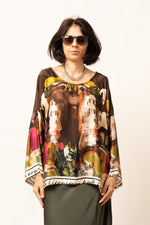 Bluza cu imprimeu artistic multicolor, vedere frontală, model purtând o fustă verde