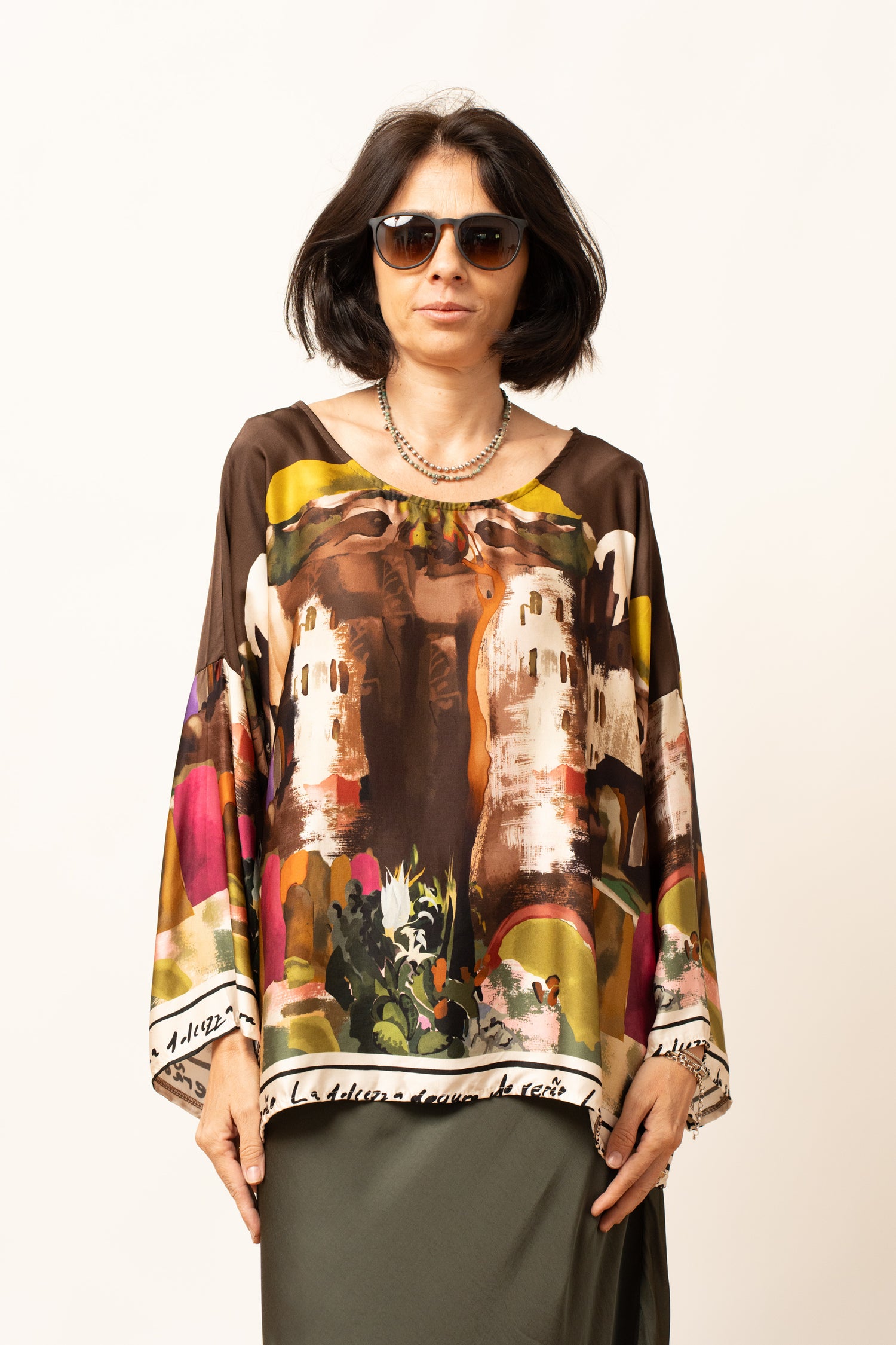 Bluza cu imprimeu artistic multicolor, vedere frontală, model purtând o fustă verde