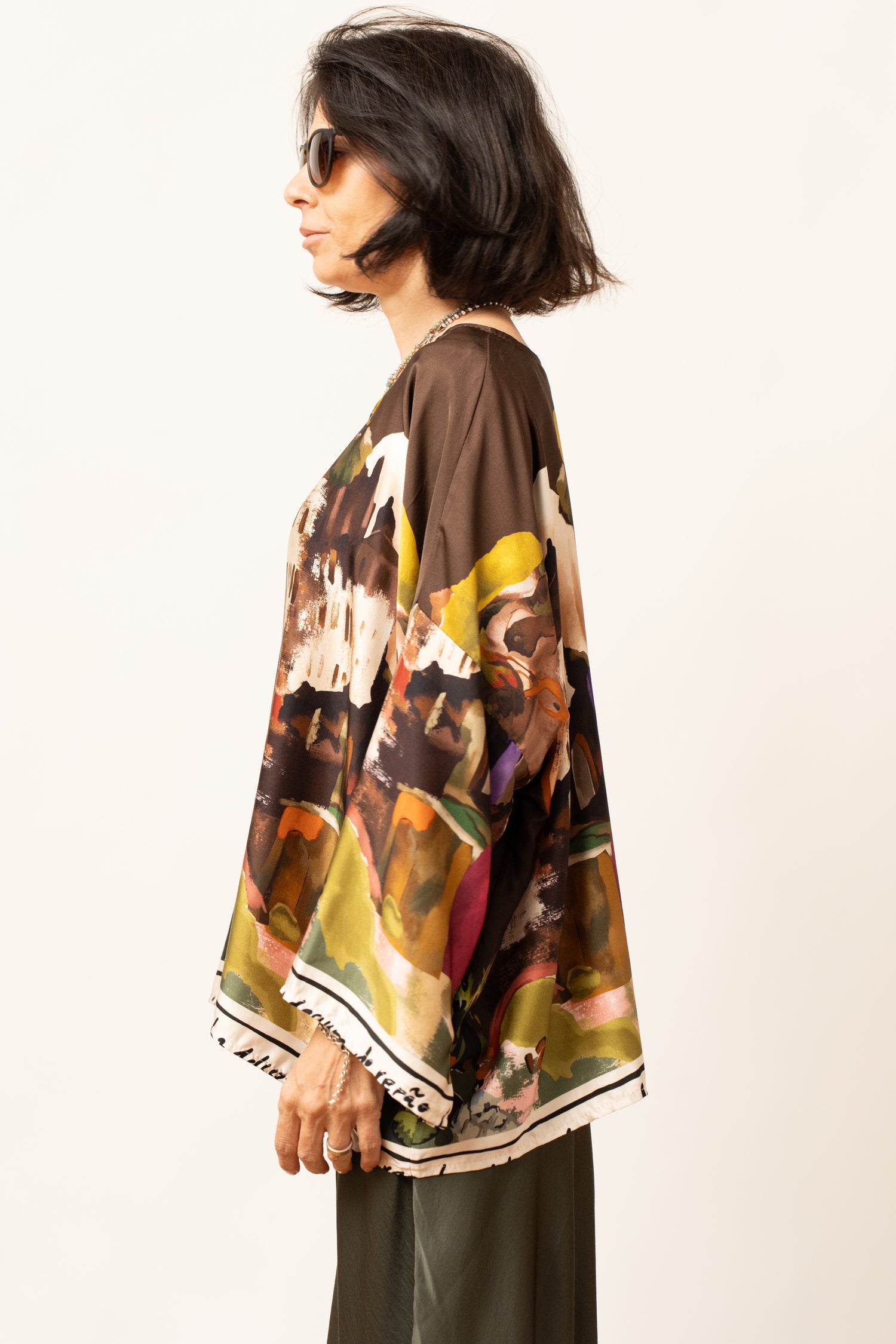 Bluza cu imprimeu artistic multicolor, vedere laterală, croială largă cu mâneci ample