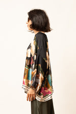 Bluza cu imprimeu artistic multicolor pe fundal negru, vedere laterală, mâneci largi