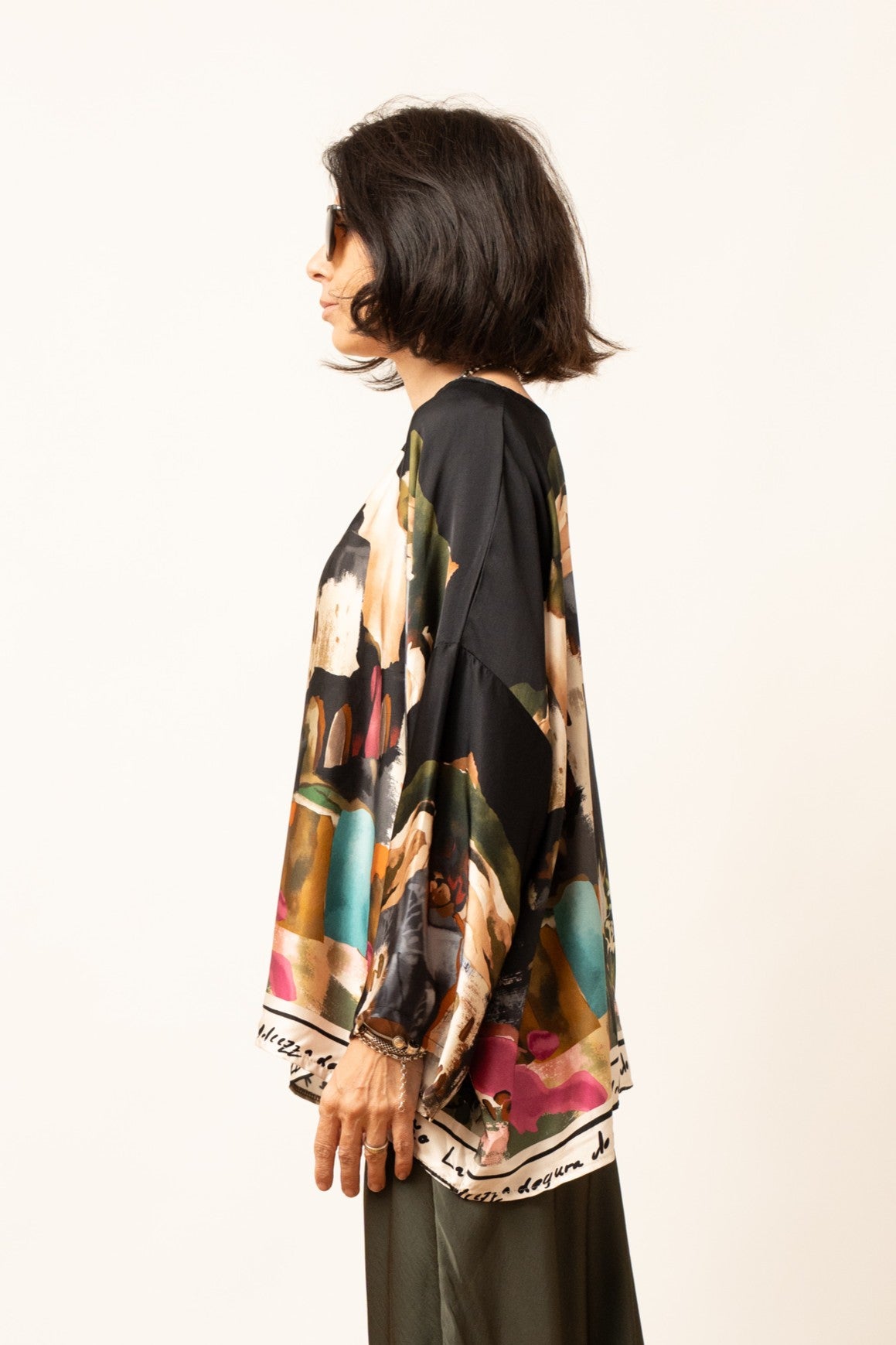 Bluza cu imprimeu artistic multicolor pe fundal negru, vedere laterală, mâneci largi