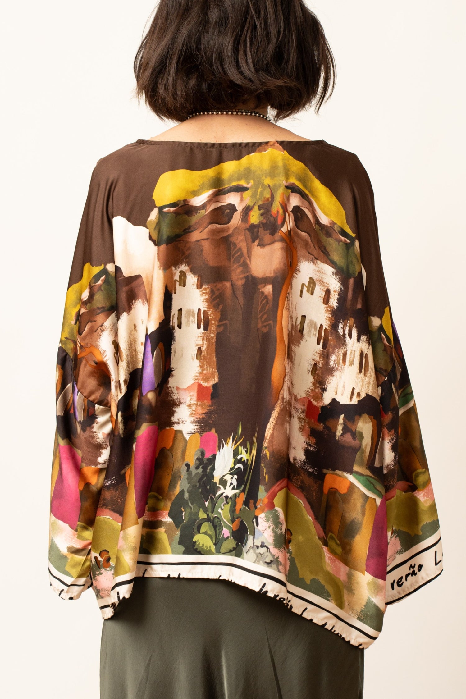 Bluza cu imprimeu artistic multicolor, vedere din spate, imprimeu continuu pe toată suprafața