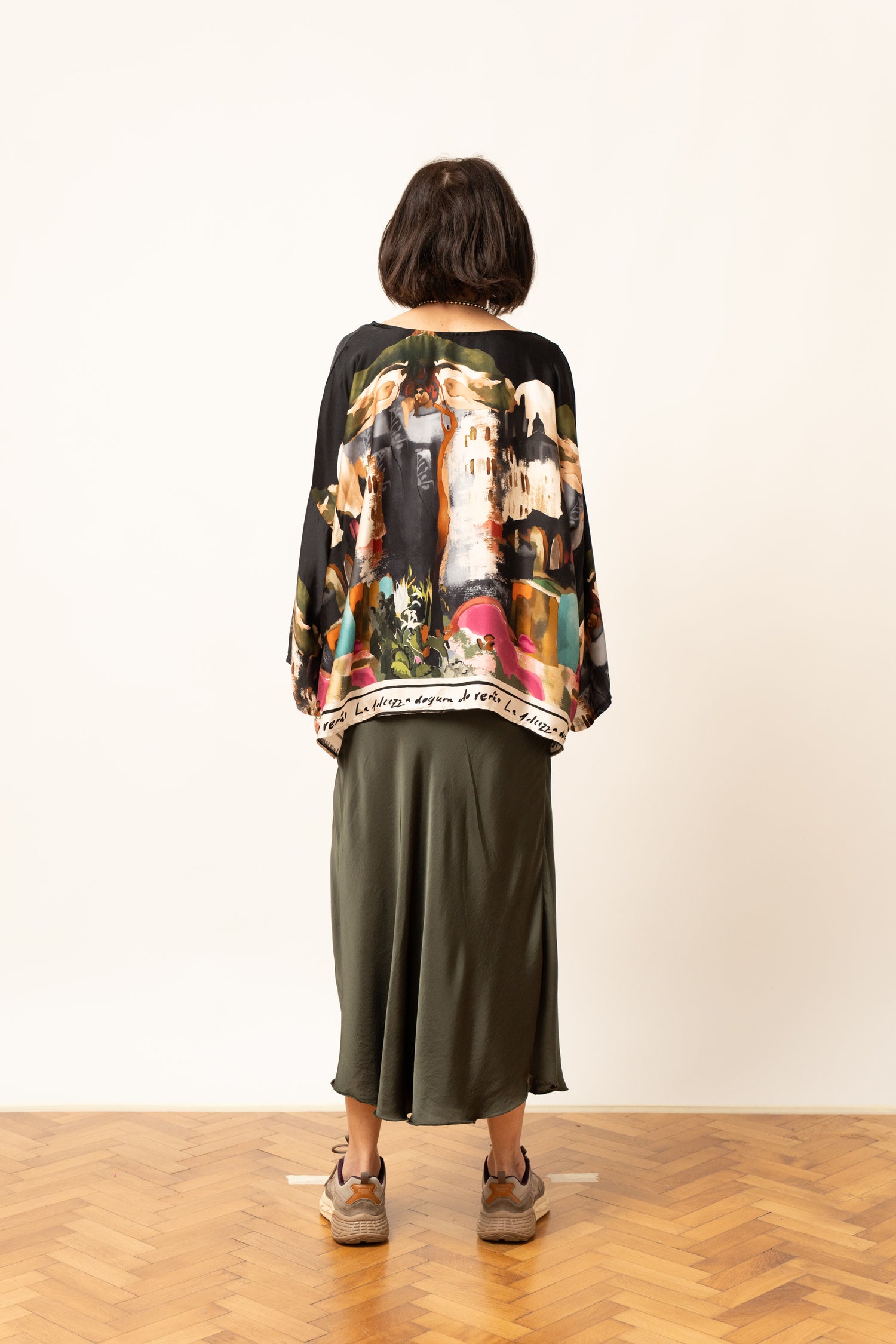 Bluza cu imprimeu artistic multicolor pe fundal negru, vedere din spate