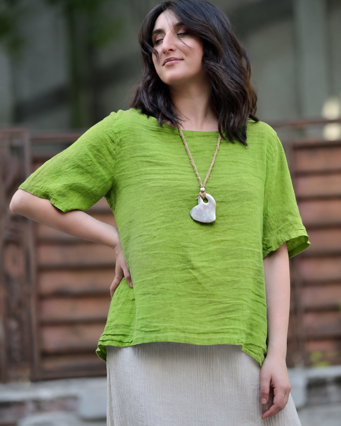 Bluză verde din in, cu mâneci scurte, purtată casual cu fustă bej
