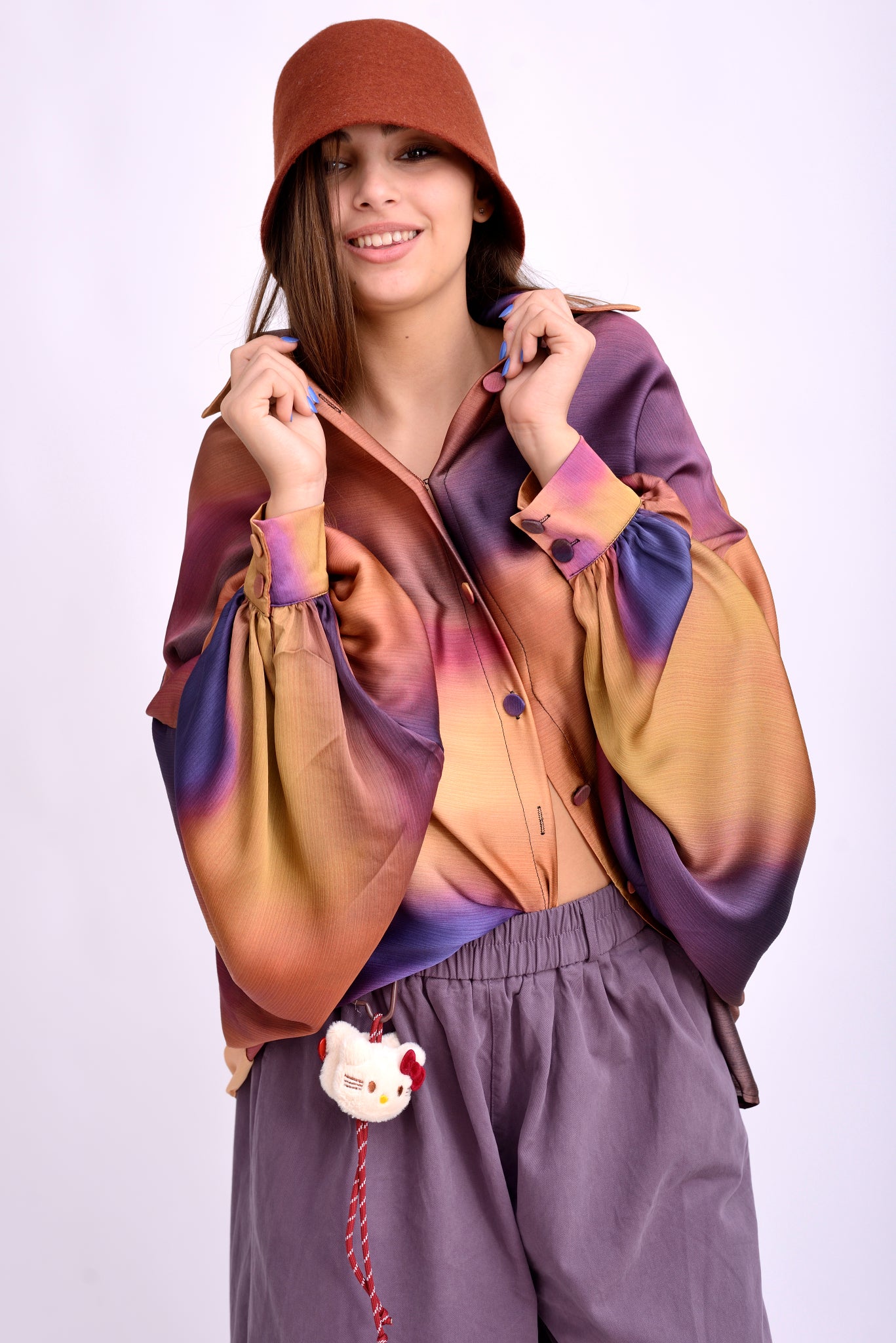 Vedere laterală a bluzei kaftan cu imprimeu artistic în degrade violet-oranj, din material fluid.